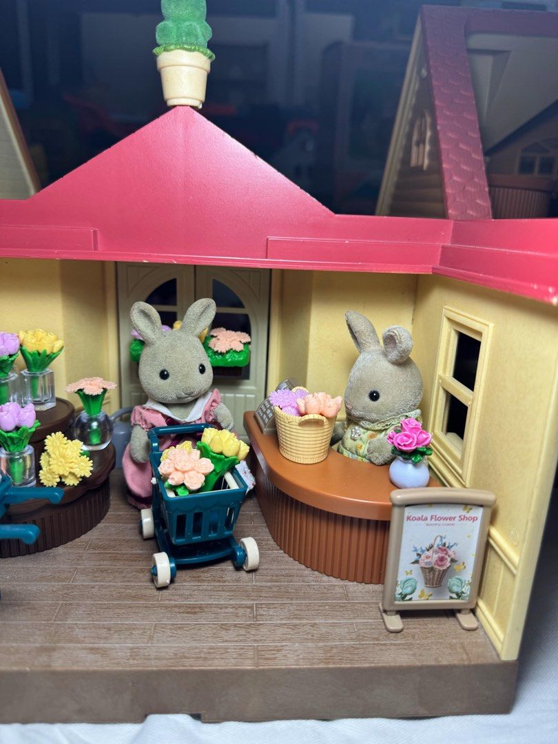 Sylvanian Families willow hall conservatory (Category: Figurines & Statues) located in San Fernando. Submitted by mgpy08 (Listing ID 1350534420, Image 1). Description: Preloved: Set Willow hall coservatory - 850 Flower shop - 350 2 critters - 360 .