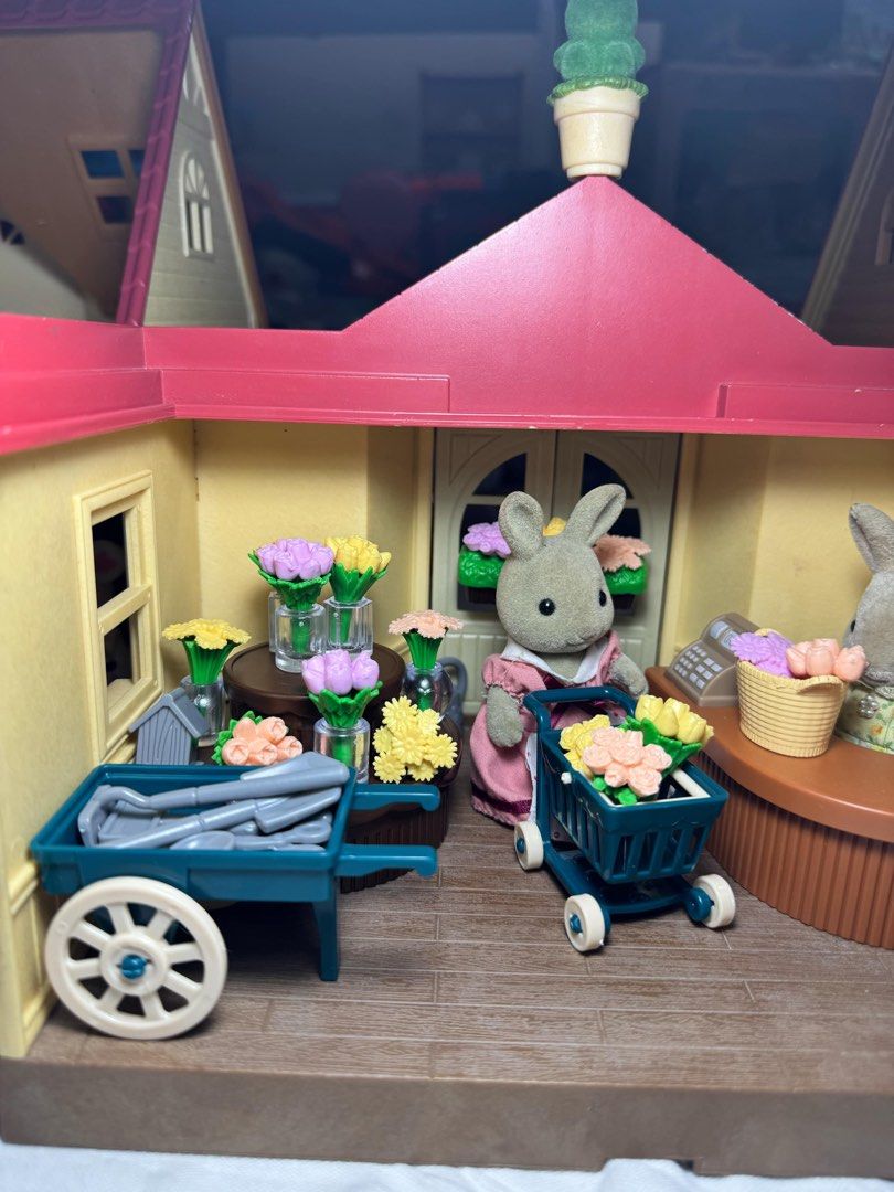 Sylvanian Families willow hall conservatory (Category: Figurines & Statues) located in San Fernando. Submitted by mgpy08 (Listing ID 1350534420, Image 2). Description: Preloved: Set Willow hall coservatory - 850 Flower shop - 350 2 critters - 360 .