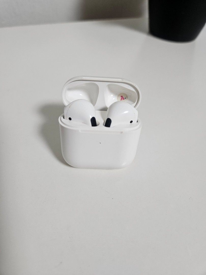 Wireless earphones478476277761986560