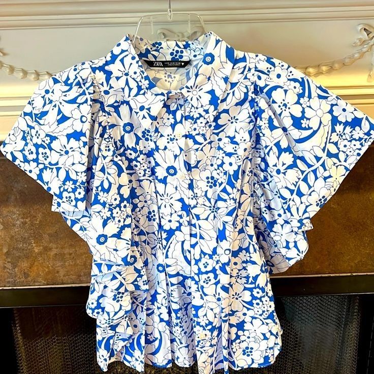 Zara floral flower print (Category: Blouses) located in Manila. Submitted by smay605 (Listing ID 1350491618, Image 3). Description: fixed price rfs: decluttering blue & white zara button floral top almost new - XS - S in size.