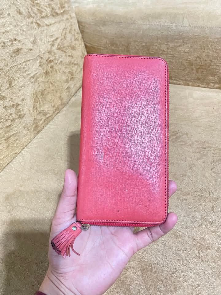 ANYA HINDMARCH (Category: Luxury Bags & Wallets) located in Dumaguete. Submitted by camillaolshoppe2 (Listing ID 1345403155, Image 2). Description: Authentic Anya Hindmarch Long wallet Excellent condition Signs of usage lang.