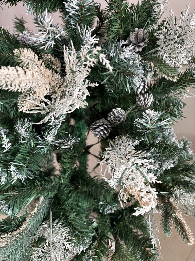 Artificial Christmas Tree65075510396161111
