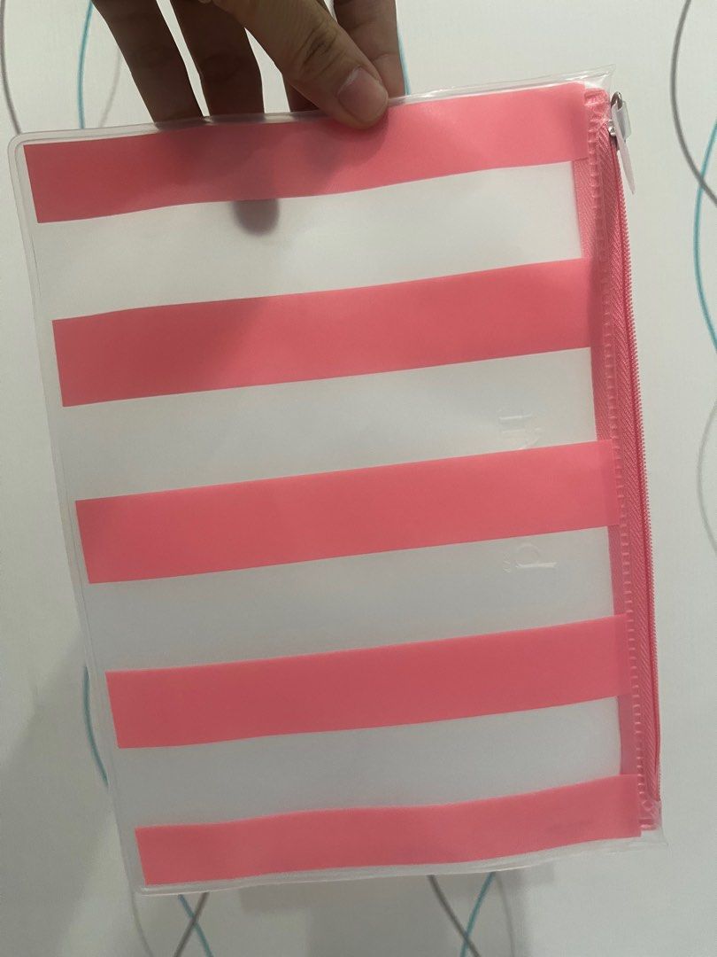 Benefit pouch (Category: Makeup) located in Manila. Submitted by glimmer.mnl (Listing ID 1345369205, Image 2). Description: HEIGHT: 7 inch LEIGHT: 9 inch Thin only.