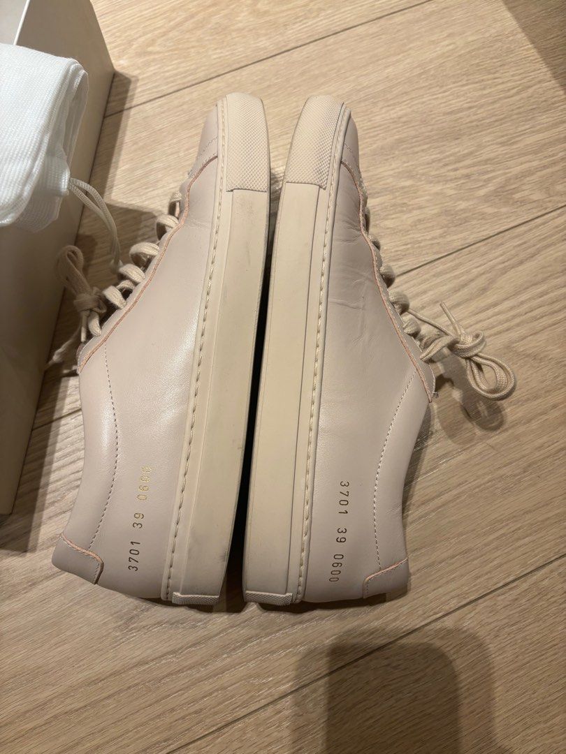 Common projects （分類：波鞋）位於 Hong Kong。 由 jellyhk 提交（商品編號 1345446801，圖片 5）。簡介： Woman by common projects 淺粉色 nude 有鞋盒 鞋袋 Original Achilles low 少穿 但有正常穿過痕跡 。
