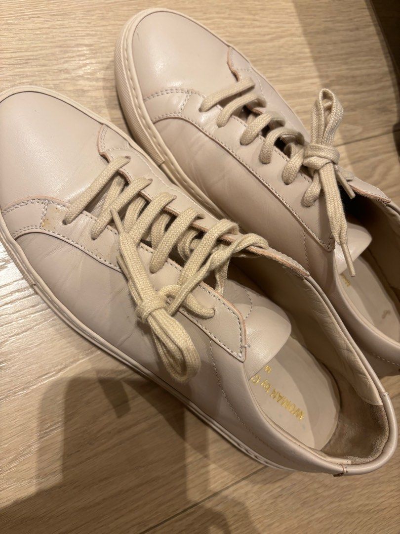 Common projects （分類：波鞋）位於 Hong Kong。 由 jellyhk 提交（商品編號 1345446801，圖片 3）。簡介： Woman by common projects 淺粉色 nude 有鞋盒 鞋袋 Original Achilles low 少穿 但有正常穿過痕跡 。