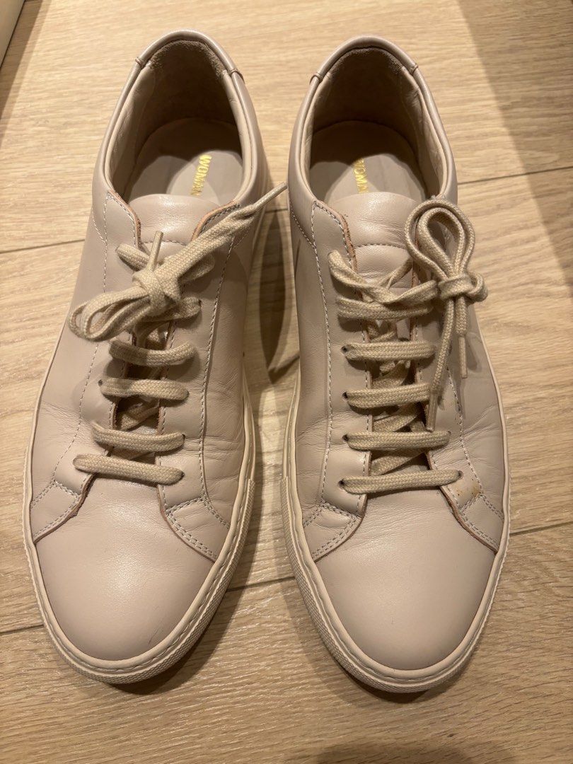 Common projects （分類：波鞋）位於 Hong Kong。 由 jellyhk 提交（商品編號 1345446801，圖片 2）。簡介： Woman by common projects 淺粉色 nude 有鞋盒 鞋袋 Original Achilles low 少穿 但有正常穿過痕跡 。