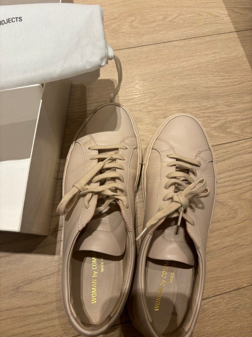 Common projects （分類：波鞋）位於 Hong Kong。 由 jellyhk 提交（商品編號 1345446801，圖片 4）。簡介： Woman by common projects 淺粉色 nude 有鞋盒 鞋袋 Original Achilles low 少穿 但有正常穿過痕跡 。
