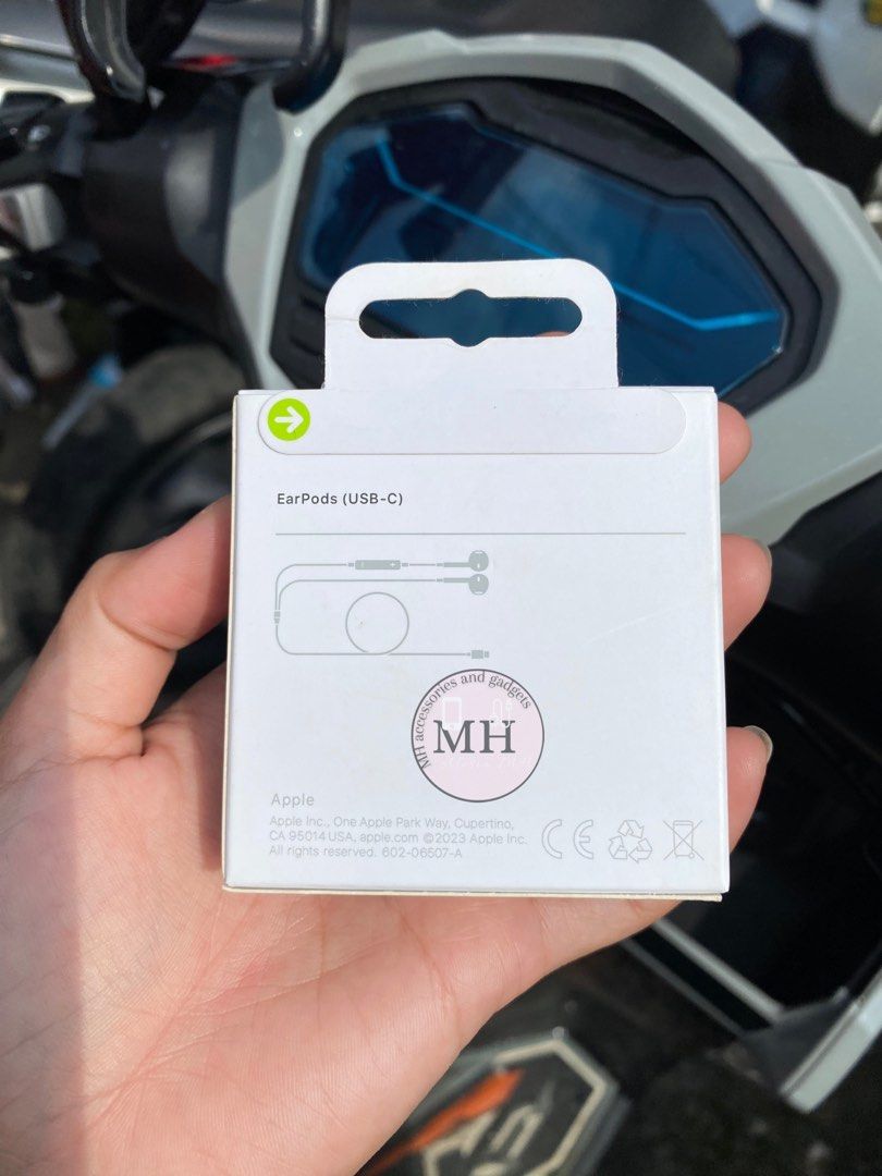 Earpods Type C (Category: Earphones) located in Manila. Submitted by mh.gadgetsaccessories (Listing ID 1345495140, Image 2). Description: PROMO SALE 2025‼️ SAME DAY DELIVERY WITHIN METRO MANILA SHIP VIA LALAMOVE 🛵 Mode of payment : CASH ON DELIVERY ( COD ) ✔️ GCASH ✔️ NEW : - Earpods Gen 3 = 1200 Apple Earpods wired : - 3.5m plug 450 - type c 599 pm/dm us for more inquiries..