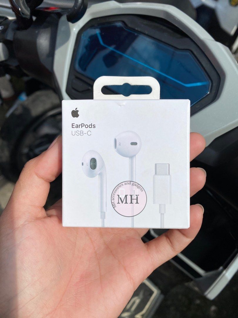 Earpods Type C (Category: Earphones) located in Manila. Submitted by mh.gadgetsaccessories (Listing ID 1345495140, Image 1). Description: PROMO SALE 2025‼️ SAME DAY DELIVERY WITHIN METRO MANILA SHIP VIA LALAMOVE 🛵 Mode of payment : CASH ON DELIVERY ( COD ) ✔️ GCASH ✔️ NEW : - Earpods Gen 3 = 1200 Apple Earpods wired : - 3.5m plug 450 - type c 599 pm/dm us for more inquiries..