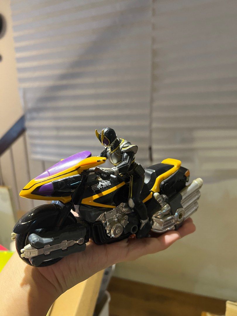 Figures (Category: Vintage Collectibles) located in Kuala Lumpur. Submitted by lylla_liew (Listing ID 1345409213, Image 3). Description: Side mirror broke .