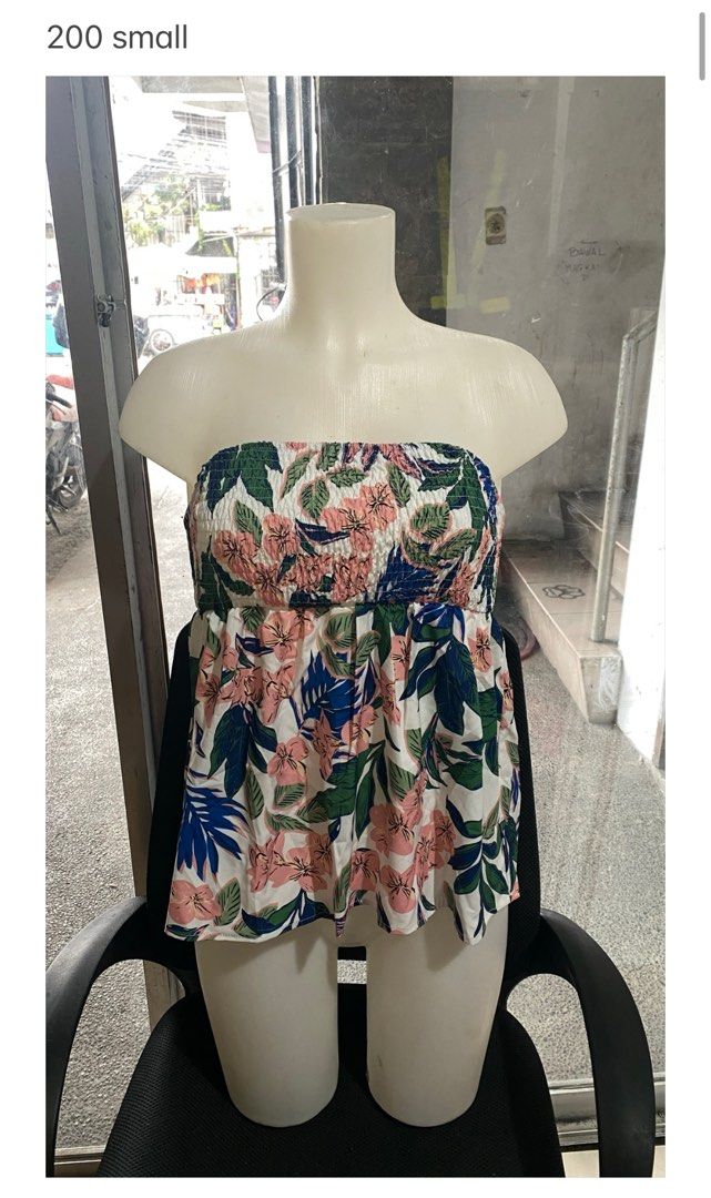 Floral Summer Tube Top (Category: Sleeveless) located in Taguig. Submitted by notathy (Listing ID 1345502749, Image 1). Description: small.