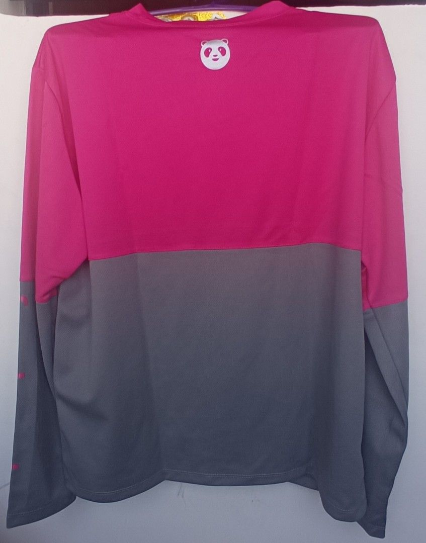 Foodpanda sweater longsleeve Large (Category: Longsleeves) located in Manila. Submitted by yujinmac (Listing ID 1345371434, Image 2). Description: Foodpanda sweater or longsleeve l Size: Large Fitted only. Unused. Location: Brgy. Soro-soro Biñan Laguna / Carmona exit area po. PM me for queries..
