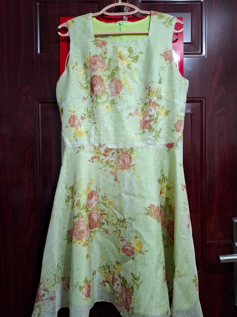 Floral green dress (Category: Dresses) located in Taguig. Submitted by eridawn (Listing ID 1345430948, Image 2). Description: slightly negotiable shipping only c/o buyer.