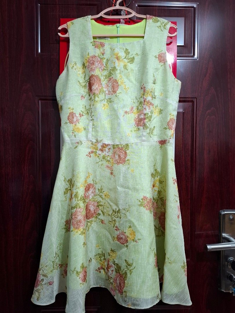 Floral green dress (Category: Dresses) located in Taguig. Submitted by eridawn (Listing ID 1345430948, Image 1). Description: slightly negotiable shipping only c/o buyer.