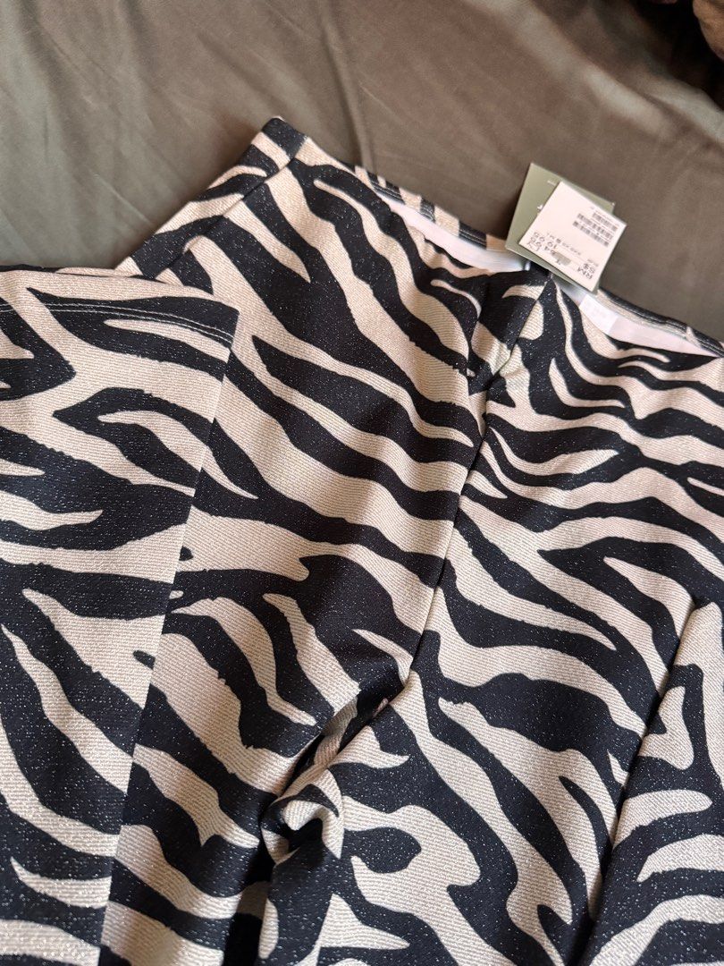 H&M Flared Leggings (Category: Other Bottoms) located in Mandaluyong City. Submitted by declutcore (Listing ID 1345397901, Image 2). Description: Selling cause wrong size.