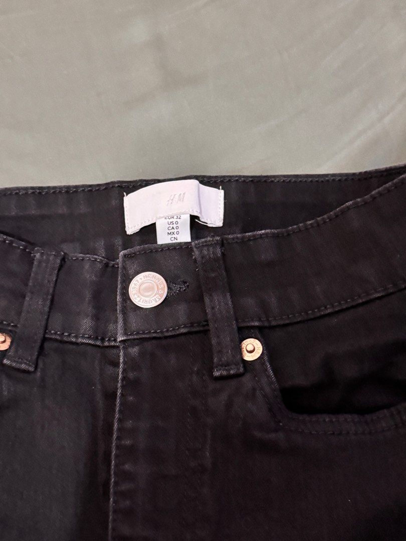 H&M Skinny Jeans (Category: Jeans) located in Mandaluyong City. Submitted by declutcore (Listing ID 1345409239, Image 3). Description: Only used once, not fit anymore 😥 Bought in H&M for 1.2k.