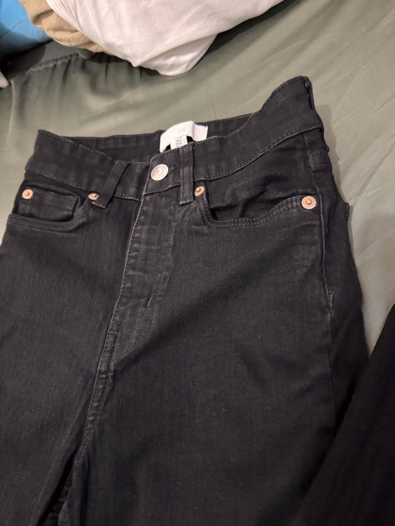 H&M Skinny Jeans (Category: Jeans) located in Mandaluyong City. Submitted by declutcore (Listing ID 1345409239, Image 2). Description: Only used once, not fit anymore 😥 Bought in H&M for 1.2k.