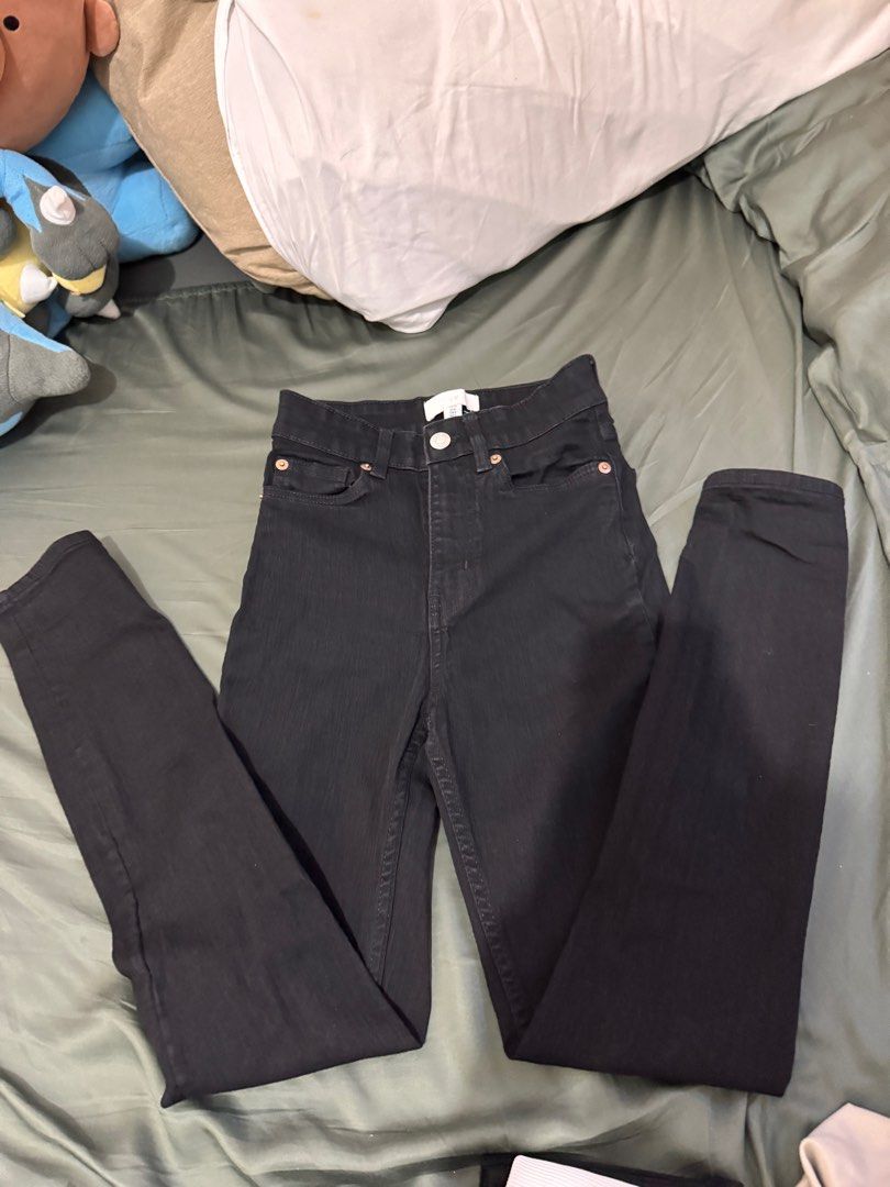 H&M Skinny Jeans (Category: Jeans) located in Mandaluyong City. Submitted by declutcore (Listing ID 1345409239, Image 1). Description: Only used once, not fit anymore 😥 Bought in H&M for 1.2k.