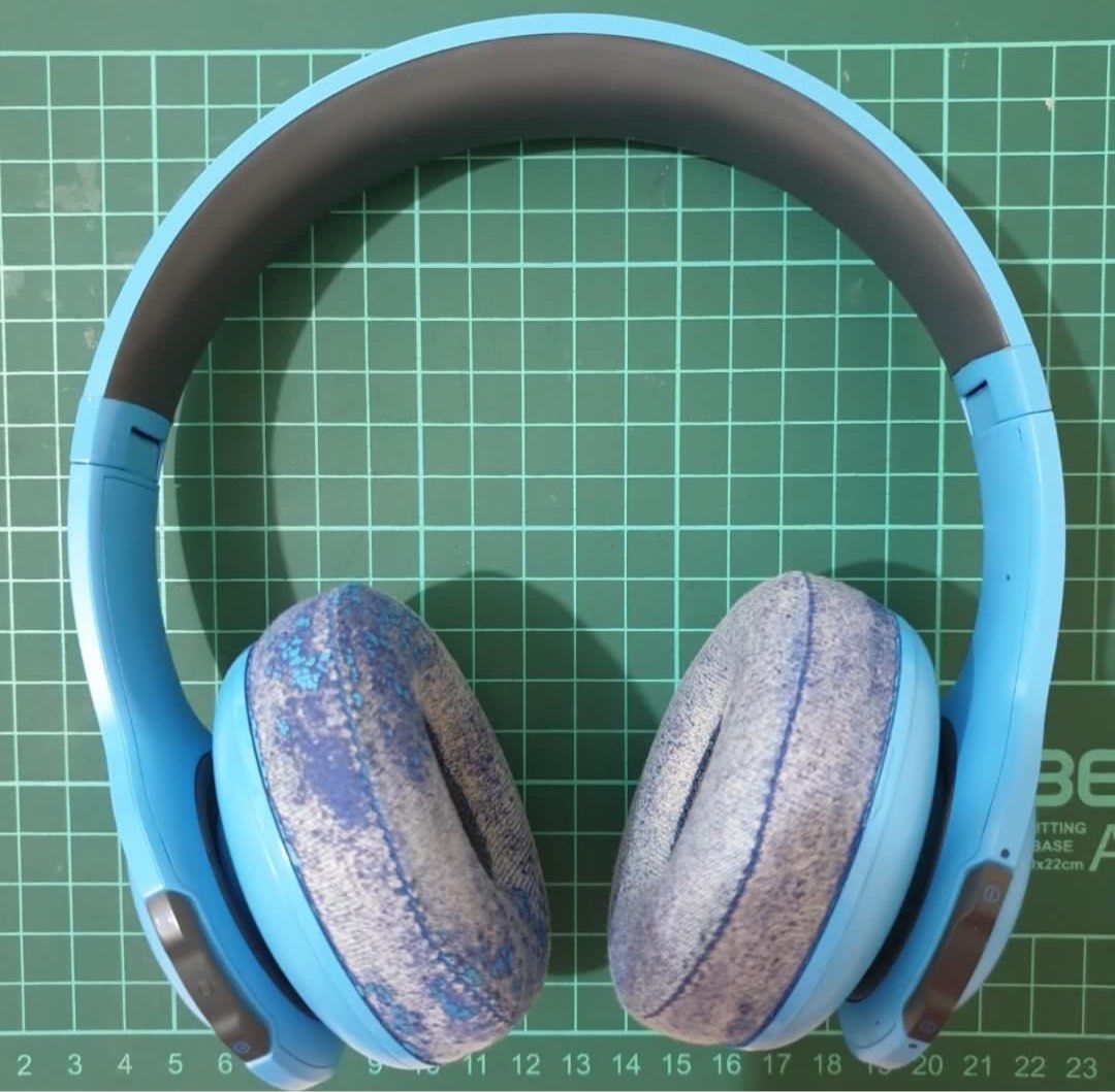 JBL Everest 300 (Category: Headphones & Headsets) located in Cainta. Submitted by envxathan (Listing ID 1345486073, Image 2). Description: JBL Everest 300 for sale! For only 1,500 pesos. Quality of sound did not change since the day bought. Still with box and unused charger and cable. Free shipping metro manila. Note: Foam can be replaced and be bought from other stores..