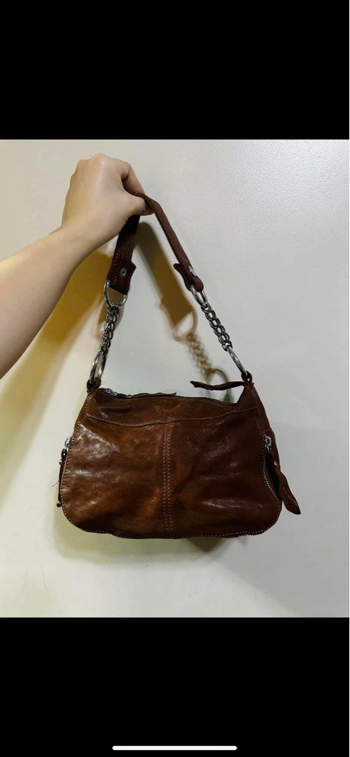 Leather kili bag (Category: Shoulder Bags) located in Paranaque City. Submitted by jhingpreloveditems (Listing ID 1345483219, Image 2). Description: No flaws Gagamitin nalang Leather smooth Slightly nego.