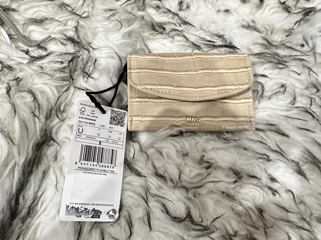 Mango crocodile wallet (Category: Luxury Bags & Wallets) located in Quezon City. Submitted by nxdeclutters (Listing ID 1345369478, Image 1). Description: RFS Decluttering Please do not lowball :).