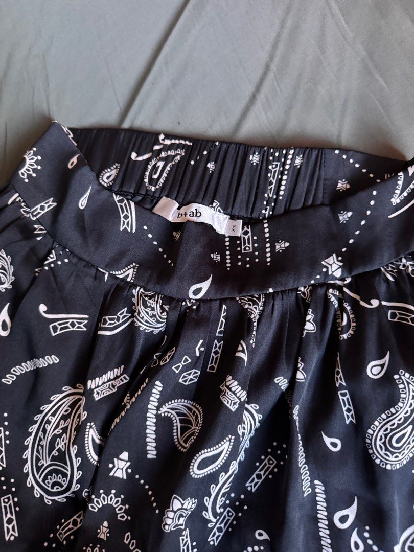 Mini layered skirt (Category: Skirts) located in Mandaluyong City. Submitted by declutcore (Listing ID 1345402795, Image 3). Description: Free when you buy 500 worth of my listing .