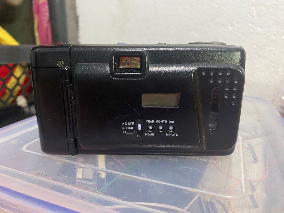 Olympus AM-100 (Category: Cameras) located in Manila. Submitted by matt22owen26724 (Listing ID 1345374844, Image 2). Description: FOR SALE!!! Olympus AM-100 Php 2,000 No issues No sample photos (Don’t have a film roll) Specs: The Olympus AM-100 (1987) is a compact 35mm film camera with a 35mm f/3.5 Zuiko lens, fixed focus (1.5m to infinity), and a 1/60 sec shutter. It features automatic exposure via a selenium light meter, manual film advance/rew