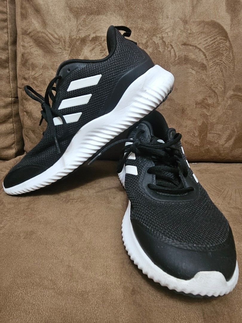 Preloved Adidas mens shoes (Category: Sneakers) located in Muntinlupa City. Submitted by alt1818 (Listing ID 1345424875, Image 1). Description: original preloved Adidas Mens running shoes size 9.5 us used a few times no more box needs cleaning.