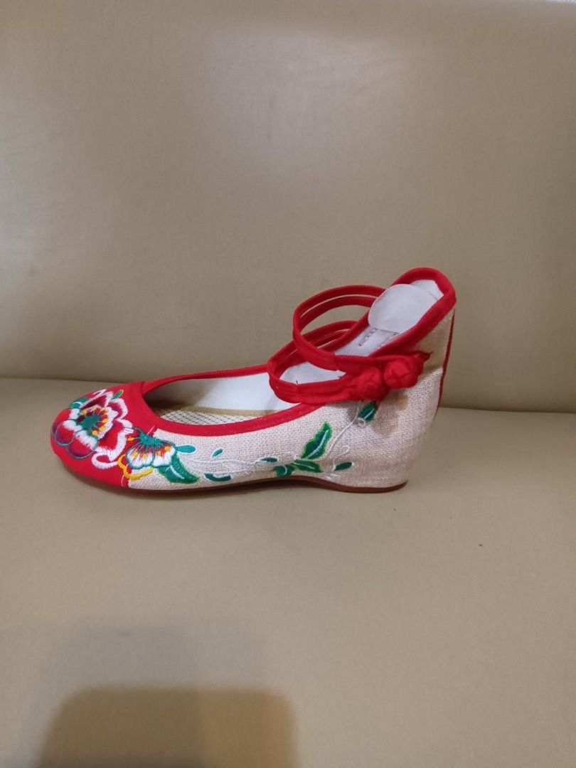 Preloved Red Embroidered Strappy Shoes (Category: Flats & Sandals) located in Quezon City. Submitted by margas_essentials (Listing ID 1345428293, Image 3). Description: Red shoes with embroidery design Made of cloth Preloved; used only once - very minimal signs of use Size 8 Clean inside-out No flaw Payment first before shipping Payment via PayMaya or bank transfer (you may transfer from GCash to PayMaya or other banks) Shipping fee care of buyer