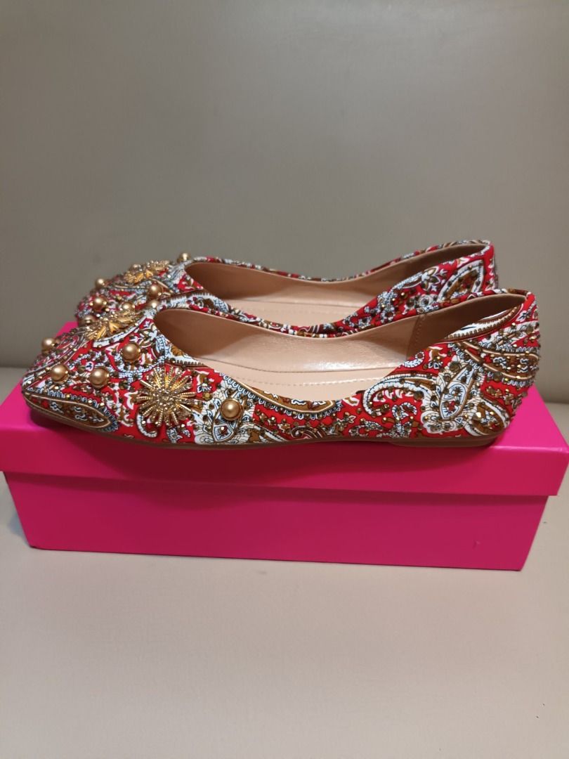 Red Flats with Trinkets/Bead Design (Category: Flats & Sandals) located in Quezon City. Submitted by margas_essentials (Listing ID 1345420177, Image 3). Description: Color red with gold beads Size 8 (slim fit) Pre-owned but never used Clean inside out No flaws Original box included Payment first before shipping Payment via PayMaya or bank transfer (you can transfer from Gcash to Paymaya and other banks) Shipping fee care of buyer .