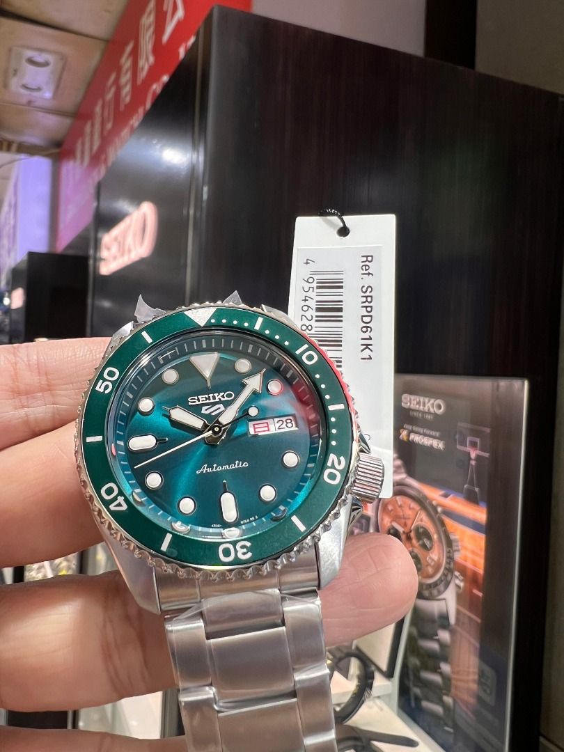 👉👉《清貨大減價》👈👈SEIKO 5 SPORTS AUTOMATIC SPORT WATCH JAPAN MOVEMENT CAL.4R36 精工運動機械錶 SRPD61K1 SRPD61K SRPD61 SRPD 61K1 61 全新香港行貨 三年保養 歡迎PM查詢 旺角先達廣場實體店交收👉👉清貨價$1380👈👈 （分類：徵收）位於 Hong Kong。 由 gc_watch 提交（商品編號 1184427080，圖片 2）。簡介： SEIKO 5 SPORTS SRPD61K1 SRPD61K SRPD61 SRPD 4R36機芯 旋入式透視背蓋 自動上鍊（手上鍊） 21600轉 動力儲存41小時 寶石數24石 日期顯示 星期顯示 👉👉清貨價$1380👈👈 歡迎PM查詢優惠 旺角實體店交收 旺角先達廣場，一樓F10號舖 電話:23807802 全新香港行貨 全部貨品全新‼️正貨‼️原裝‼️ 旺角實體店 原裝盒✅ 有說明書✅ 三年保養✅ 只限面交，當面查清楚 