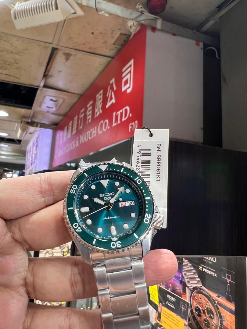 👉👉《清貨大減價》👈👈SEIKO 5 SPORTS AUTOMATIC SPORT WATCH JAPAN MOVEMENT CAL.4R36 精工運動機械錶 SRPD61K1 SRPD61K SRPD61 SRPD 61K1 61 全新香港行貨 三年保養 歡迎PM查詢 旺角先達廣場實體店交收👉👉清貨價$1380👈👈 （分類：徵收）位於 Hong Kong。 由 gc_watch 提交（商品編號 1184427080，圖片 1）。簡介： SEIKO 5 SPORTS SRPD61K1 SRPD61K SRPD61 SRPD 4R36機芯 旋入式透視背蓋 自動上鍊（手上鍊） 21600轉 動力儲存41小時 寶石數24石 日期顯示 星期顯示 👉👉清貨價$1380👈👈 歡迎PM查詢優惠 旺角實體店交收 旺角先達廣場，一樓F10號舖 電話:23807802 全新香港行貨 全部貨品全新‼️正貨‼️原裝‼️ 旺角實體店 原裝盒✅ 有說明書✅ 三年保養✅ 只限面交，當面查清楚 