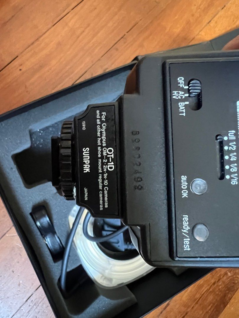 sunpak ringflash (Category: Flashes) located in Singapore. Submitted by jedi8489 (Listing ID 1345321667, Image 3). Description: sunpak ringflash Can use for any camera with hotshoe mount.