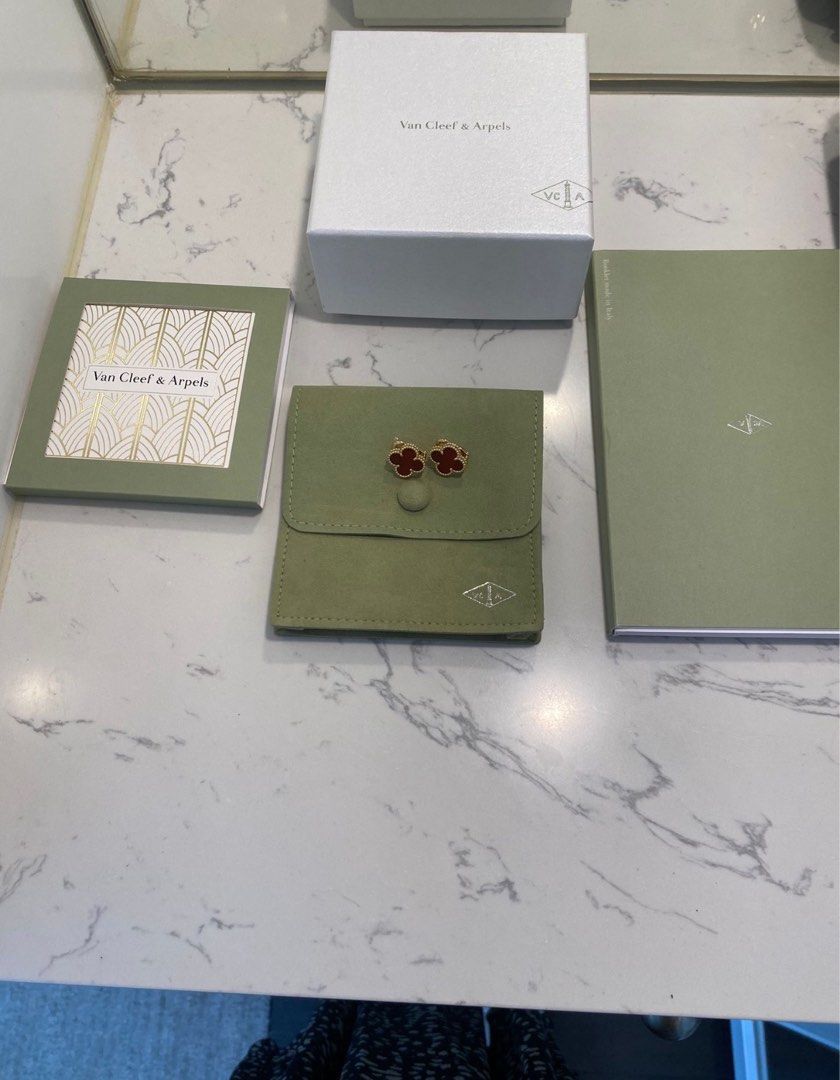 Van Cleef & Arpels （分類：飾物及配件）位於 Hong Kong。 由 natnat0000 提交（商品編號 1314467671，圖片 1）。簡介： 所有出售牌子100%real! 所有出售牌子100%real! 任驗💯‼️ Van Cleef & Arpels Model no. VCARD 40400 購買日期2023年7月份 Vintage Alhambra 四葉草耳環（紅色） ❤️❤️象徵幸運與美好的祝福 18K黄金，珍珠母貝 99%new, 只載過一次 沒有單，有保養咭，可pm要求睇 香港官網價$購自英國專門店，當時買比香港貴，因為香港紅色無貨 紅色地鐵沿線交收，可夾。