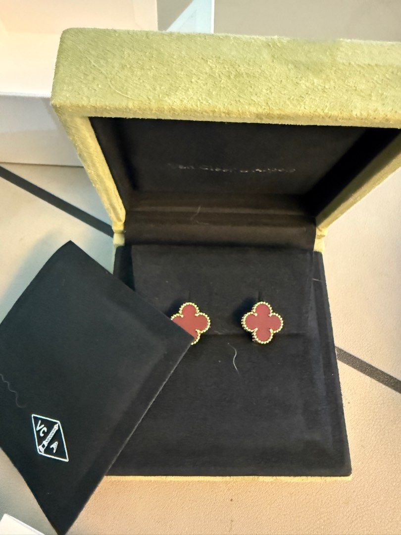 Van Cleef & Arpels （分類：飾物及配件）位於 Hong Kong。 由 natnat0000 提交（商品編號 1314467671，圖片 2）。簡介： 所有出售牌子100%real! 所有出售牌子100%real! 任驗💯‼️ Van Cleef & Arpels Model no. VCARD 40400 購買日期2023年7月份 Vintage Alhambra 四葉草耳環（紅色） ❤️❤️象徵幸運與美好的祝福 18K黄金，珍珠母貝 99%new, 只載過一次 沒有單，有保養咭，可pm要求睇 香港官網價$購自英國專門店，當時買比香港貴，因為香港紅色無貨 紅色地鐵沿線交收，可夾。