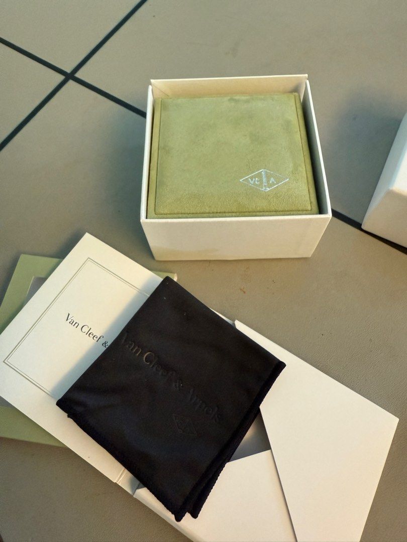Van Cleef & Arpels （分類：飾物及配件）位於 Hong Kong。 由 natnat0000 提交（商品編號 1314467671，圖片 3）。簡介： 所有出售牌子100%real! 所有出售牌子100%real! 任驗💯‼️ Van Cleef & Arpels Model no. VCARD 40400 購買日期2023年7月份 Vintage Alhambra 四葉草耳環（紅色） ❤️❤️象徵幸運與美好的祝福 18K黄金，珍珠母貝 99%new, 只載過一次 沒有單，有保養咭，可pm要求睇 香港官網價$購自英國專門店，當時買比香港貴，因為香港紅色無貨 紅色地鐵沿線交收，可夾。
