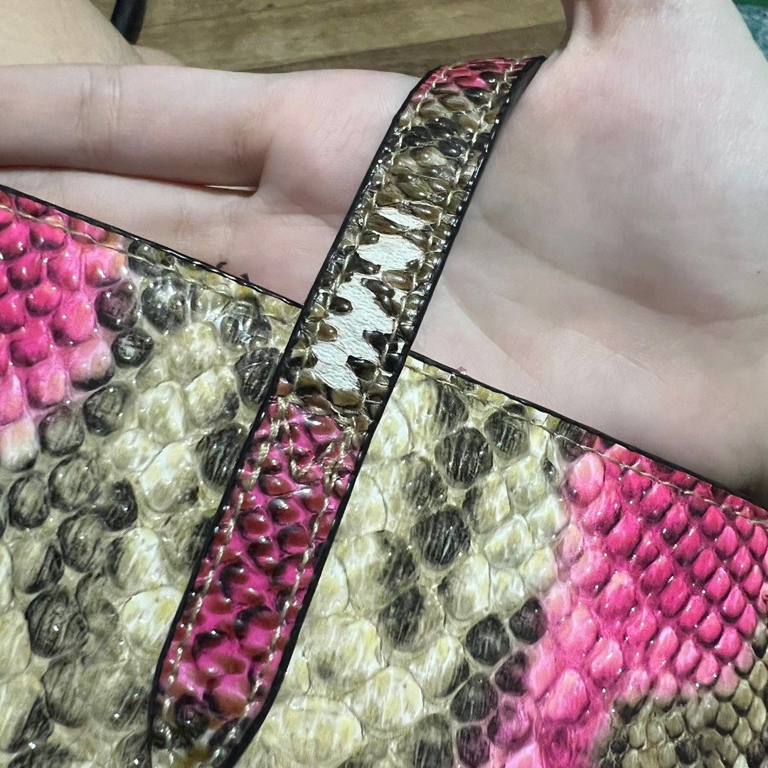 Victoria Secret bag (With issue) (Category: Shoulder Bags) located in Cavite. Submitted by kkuumma (Listing ID 1345399194, Image 2). Description: Victoria Secret From US With issue sa may strap (late ko nalang nakita).