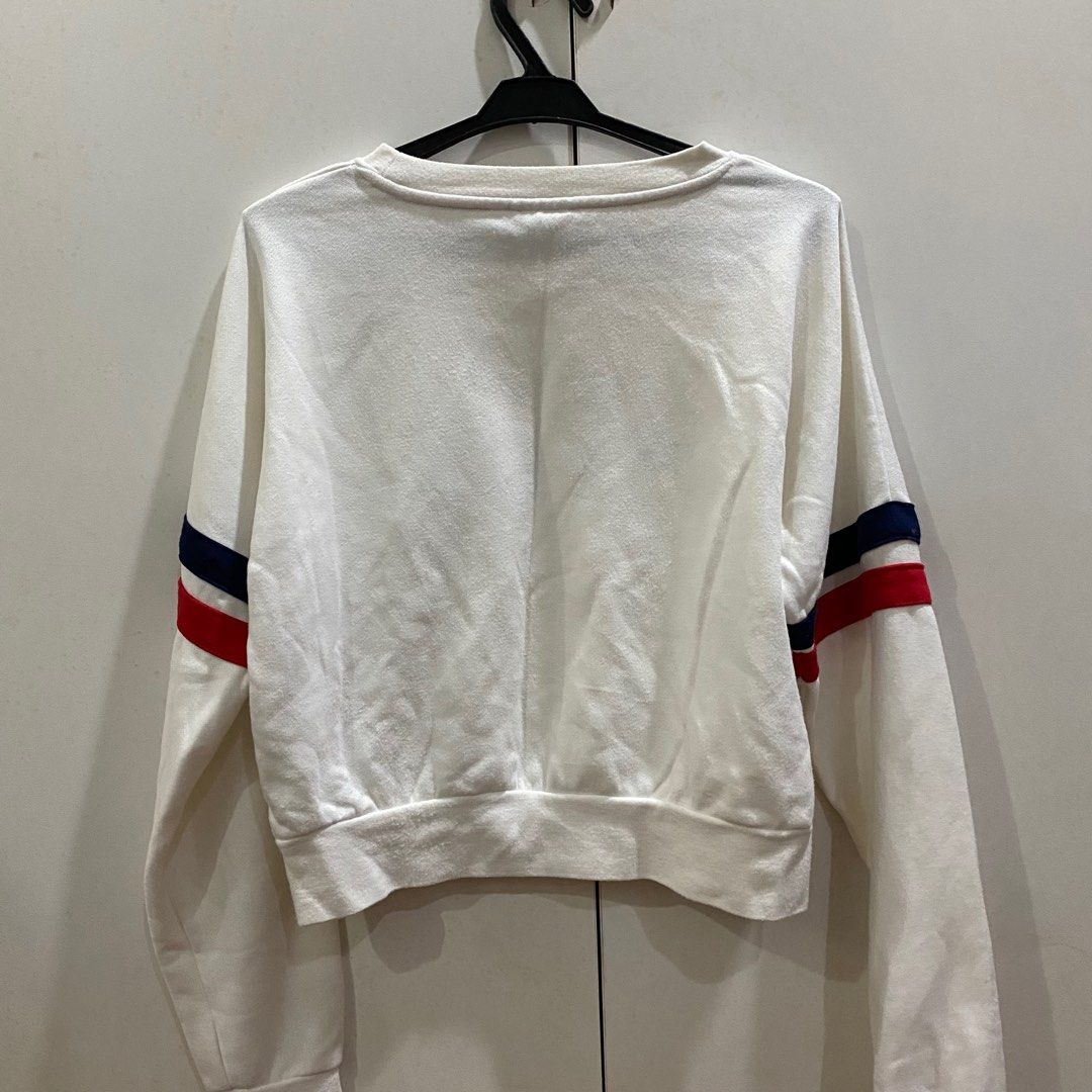 White FILA Sweatshirt (Category: Longsleeves) located in Antipolo. Submitted by de.klutter (Listing ID 1345403658, Image 2). Description: White FILA Sporty Cropped Sweatshirt / Jumper - Size: Women’s Medium CONDITION: Pre-loved, 7/10. Has a few bleach marks on the sleeve stripes on one sleeve (see photo) RFS: Decluttering PM for additional pics/info!.