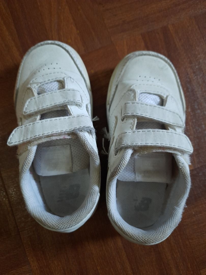 White New Balance Kids Rubber Shoes (Category: Babies & Kids Fashion) located in Quezon City. Submitted by bennshopp (Listing ID 1345488521, Image 2). Description: - slightly used similar: https://www.solesense.com/en/new-balance-ct60-series-white-ivct60rw "As is where is" Basis no meetup.
