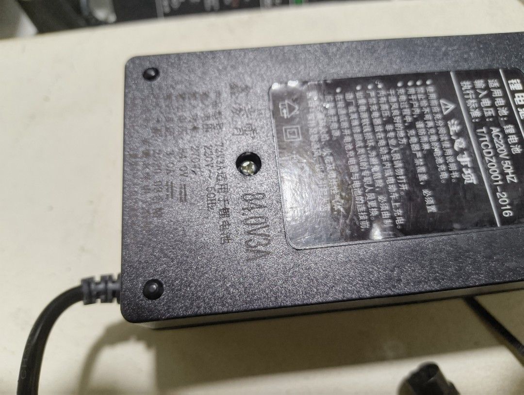 84v3A406071660176353280