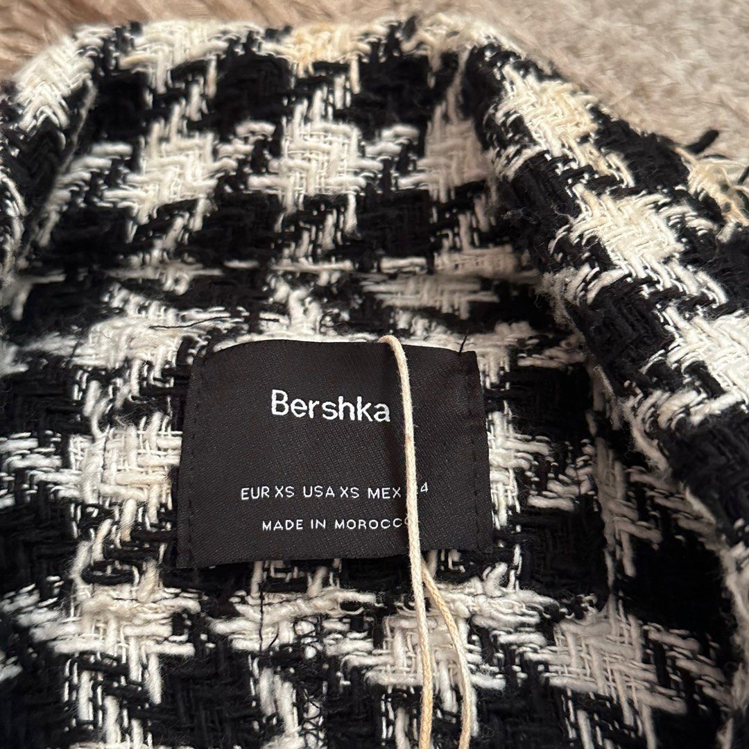 Bershka Knitted Black & White Houndstooth Blazer Jacket (Category: Coats, Jackets and Outerwear) located in Batangas. Submitted by veevasclutter (Listing ID 1345532457, Image 2). Description: .