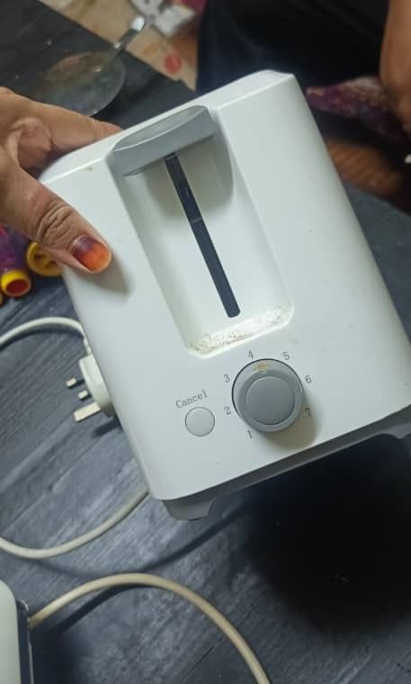 bread toaster (Category: Breadmakers) located in Kajang. Submitted by qyrataro (Listing ID 1345708585, Image 2). Description: elok je.. nk clearkan sebab dah jrg guna.