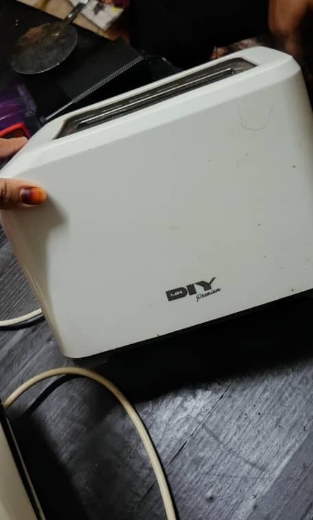 bread toaster (Category: Breadmakers) located in Kajang. Submitted by qyrataro (Listing ID 1345708585, Image 3). Description: elok je.. nk clearkan sebab dah jrg guna.