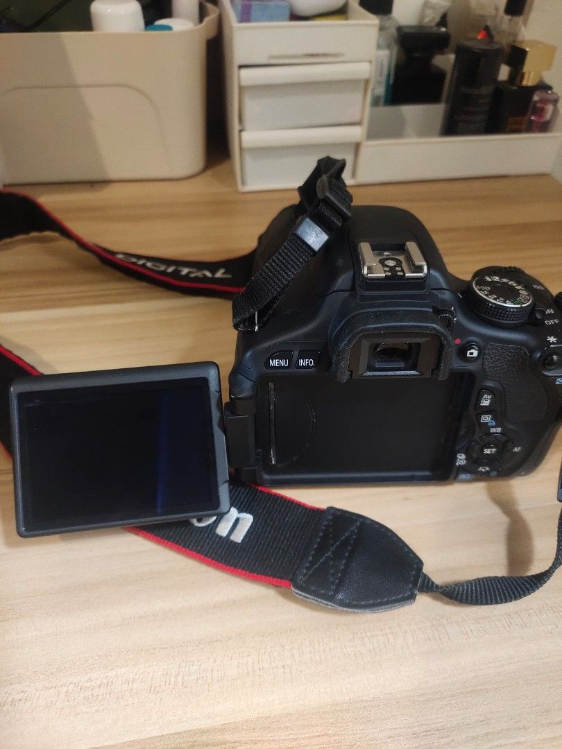 Canon 600D (Category: Cameras) located in Antipolo. Submitted by jakejanhael (Listing ID 1345669262, Image 3). Description: Canon 600D Free: 50mm lens Camera bag 8gb SD Card Battery Honest Issues: Vignette on screen but won't affect the picture. Some part of picture using stock lens is blurred but may extra lens naman (50mm) Reason for selling: Di na nagagamit naka stock nalang..