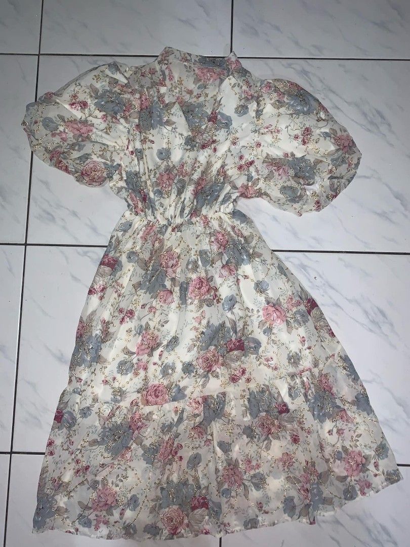 Floral elegant dress (Category: Dresses) located in Caloocan City. Submitted by hellnahhh (Listing ID 1345707510, Image 1). Description: worn once s-l chinese collar v neck knee level dress puff shoulder.