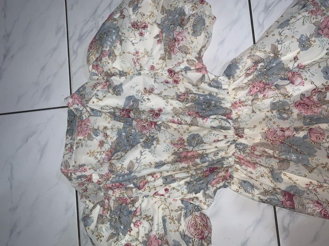 Floral elegant dress (Category: Dresses) located in Caloocan City. Submitted by hellnahhh (Listing ID 1345707510, Image 2). Description: worn once s-l chinese collar v neck knee level dress puff shoulder.