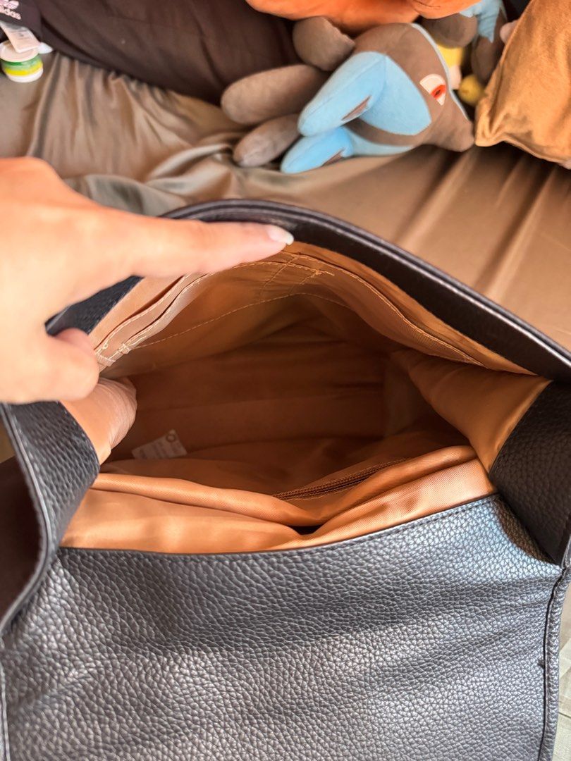 Full Design Black Backpack (Category: Backpacks) located in Mandaluyong City. Submitted by declutcore (Listing ID 1345590066, Image 3). Description: Declutter Negotiable.