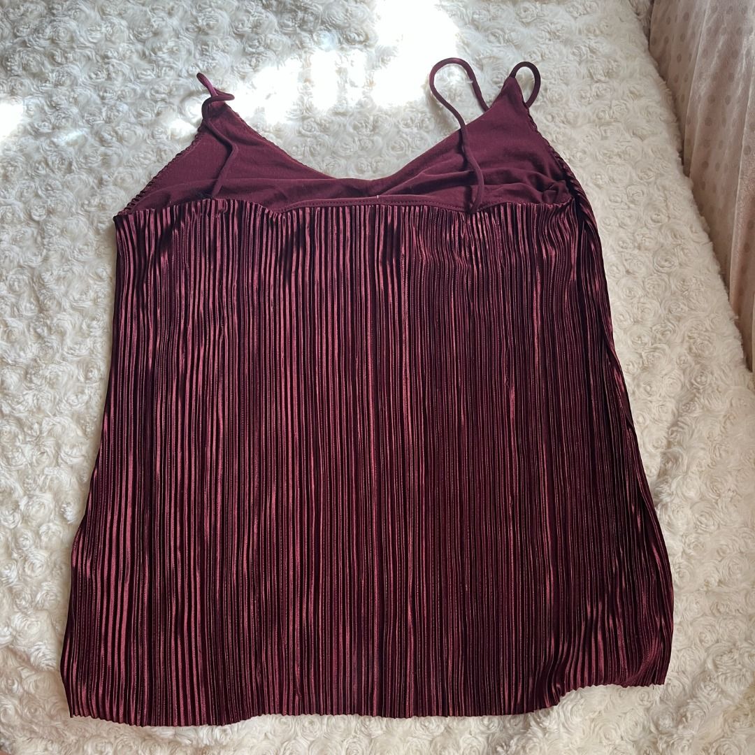 H&M Cami Top (Category: Sleeveless) located in Muntinlupa City. Submitted by _2nds (Listing ID 1345581026, Image 2). Description: - lightly used - h&m brand - wine color - size xs - RFS: decluttering - Shipping c/o of the Buyer - Location: Alabang and Binan Laguna - Last Price Posted; No lowballers.