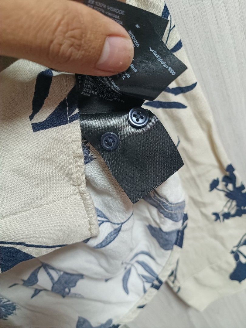 H&M Floral Viscose Shirt (Category: Tshirts & Polo Shirts ) located in Manila. Submitted by pauljakep (Listing ID 1345703667, Image 3). Description: Di masyadong nagamit Price too high?Offer for price negotiation Size Medium Dimensions: L26.5 x W 20 Issue: None Condition:9/10.