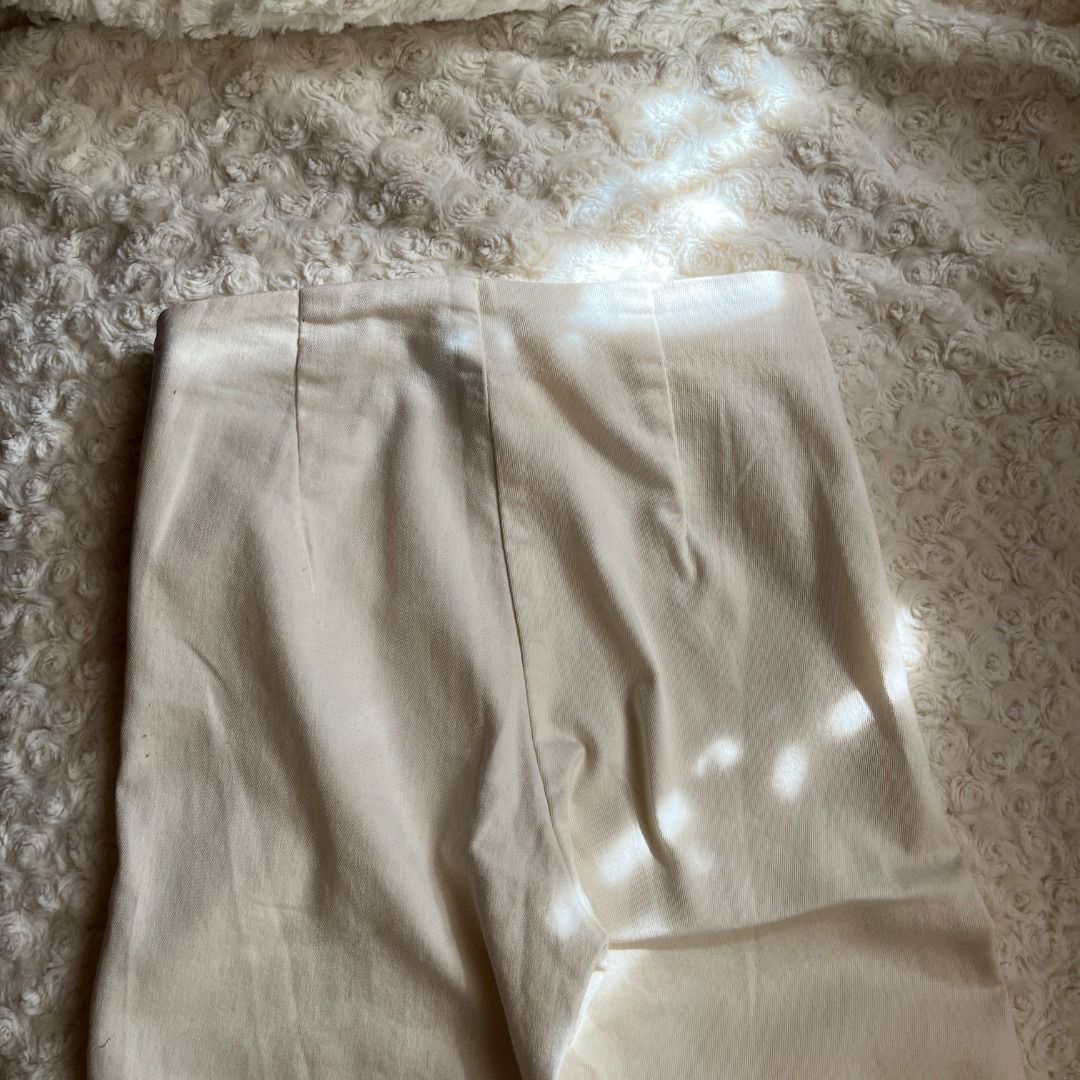 H&M White Pants (Category: Other Bottoms) located in Muntinlupa City. Submitted by _2nds (Listing ID 1345590528, Image 3). Description: - washed but never used - H&M Brand - small size; can fit up to size 24 - with zipper - with few stains - RFS: decluttering - Shipping c/o of the Buyer - Location: Alabang and Binan Laguna - Last Price Posted; No lowballers.